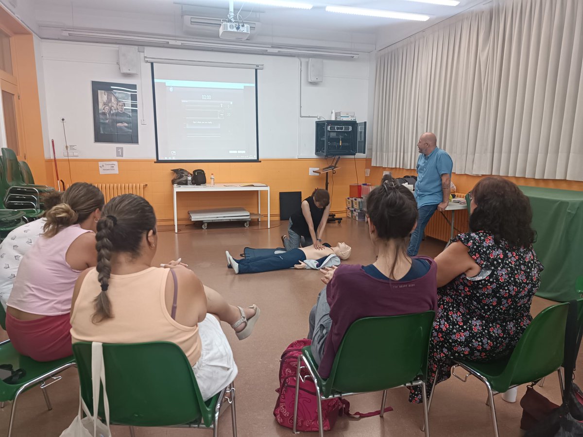 ❤️ Alguns mestres de l'escola hem rebut formació de DEA i ennuagaments.
Hem dut a la pràctica la RCP amb èxit i aprenent dels errors.

#SomFutur❎🌍❤️