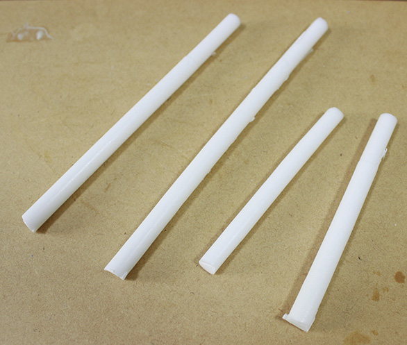 PCbkntTiYglrQDm's tweet image. 友人から月城柳とジ〇リールは全然体型違うだろという真っ当なご意見を頂いたので、柳の素体を作っていきます。
ご用意する物は、この時期のディーラーは死ぬほど見てる、このレジンのゲート棒。
これをゴムで束ねます(続く)1/3