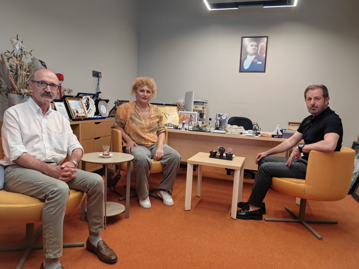 KESK Eş Genel Başkanı Ayfer Koçak ve Yürütme Kurulu Üyesi Bahadır Berdicioğlu Halk TV'ye dayanışma ziyareti gerçekleştirdi.

Serhan Asker ve Aylin Genççınar'ın karşıladığı ziyarette KESK Heyeti basına yönelik baskıları ve ülke gündemini değerlendirerek kamu emekçilerinin 1