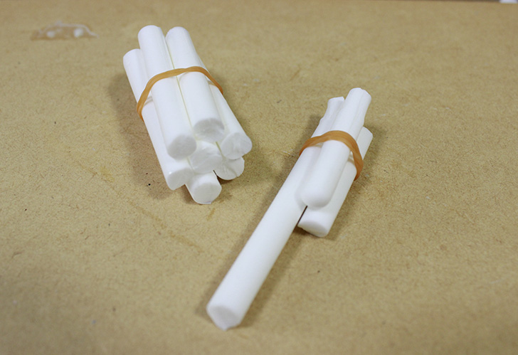 PCbkntTiYglrQDm's tweet image. 友人から月城柳とジ〇リールは全然体型違うだろという真っ当なご意見を頂いたので、柳の素体を作っていきます。
ご用意する物は、この時期のディーラーは死ぬほど見てる、このレジンのゲート棒。
これをゴムで束ねます(続く)1/3