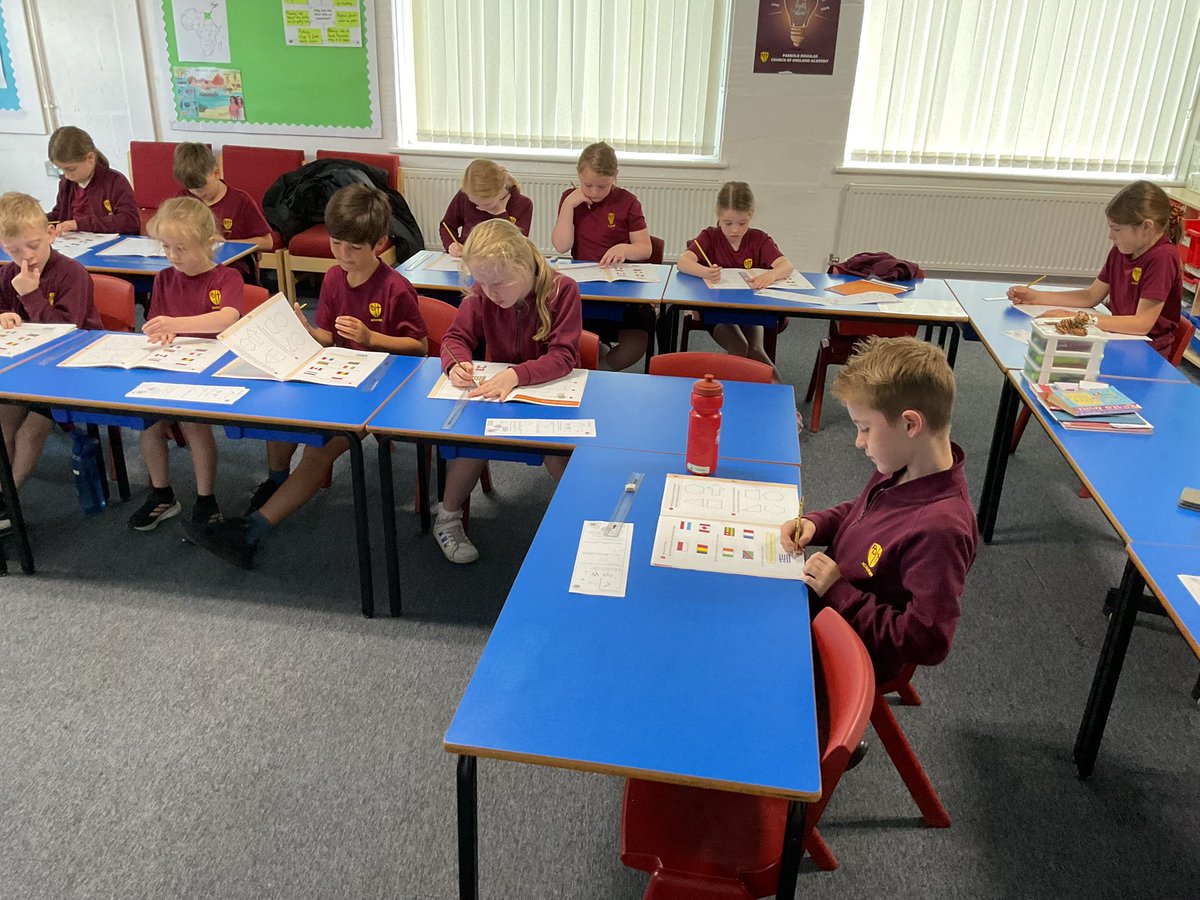 PDA_Y3's tweet image. This morning, we were recognising and drawing horizontal and vertical lines! Great focus, year 3! #pdamaths