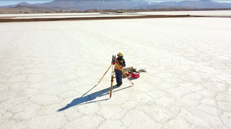 ISBfinanzas's tweet photo. 🔋| Edenor incursiona en minería de cobre y litio

 La principal distribuidora eléctrica de Argentina diversifica su negocio:

Compró el 40 % de Polimetales del Noroeste, proyecto de exploración de cobre en Catamarca (≈60.700 ha)

Adquirió el 15 % de Integra Recursos Naturales Minerales, enfocado en litio, con exploración en zonas clave como Antofalla y Cortaderas (≈220.000 ha)

Aprovecha el auge del litio y apuesta a que el cobre se consolide como el nuevo motor exportador argentino.
Se alinea con otros grandes players: YPF, CEPU, petroleras como Tecpetrol y PAE también están dando sus primeros pasos en minería.
$EDN $CEPU $YPF

https://t.co/CaStClLl5N