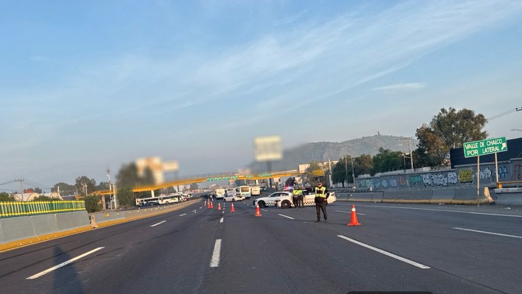 #TomePrecauciones en #EdoMex se registra un cierre parcial de circulación en ambos sentidos por presencia de personas, cerca del km 032 de la autopista México-Puebla, dirección CDMX y Puebla, atienda indicación vial.