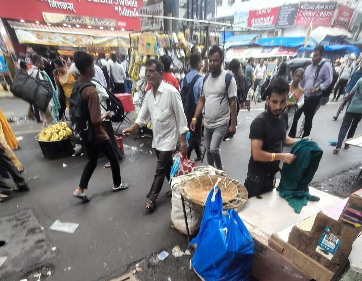 MNCDFbombay's tweet image. Scenes outside Goregaon Railway station west. Nothing less than a stampede like chaos during peak rush hours. 

Illegal Hawkers and share autos occupying entire area outside  station premises.

This is a disaster waiting to happen.

@mybmc, @MumbaiPolice and @MTPHereToHelp in…