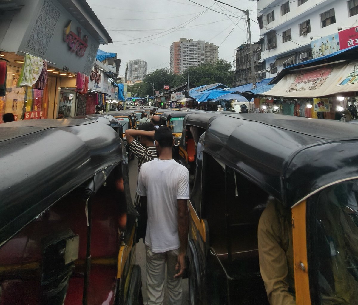 MNCDFbombay's tweet image. Scenes outside Goregaon Railway station west. Nothing less than a stampede like chaos during peak rush hours. 

Illegal Hawkers and share autos occupying entire area outside  station premises.

This is a disaster waiting to happen.

@mybmc, @MumbaiPolice and @MTPHereToHelp in…