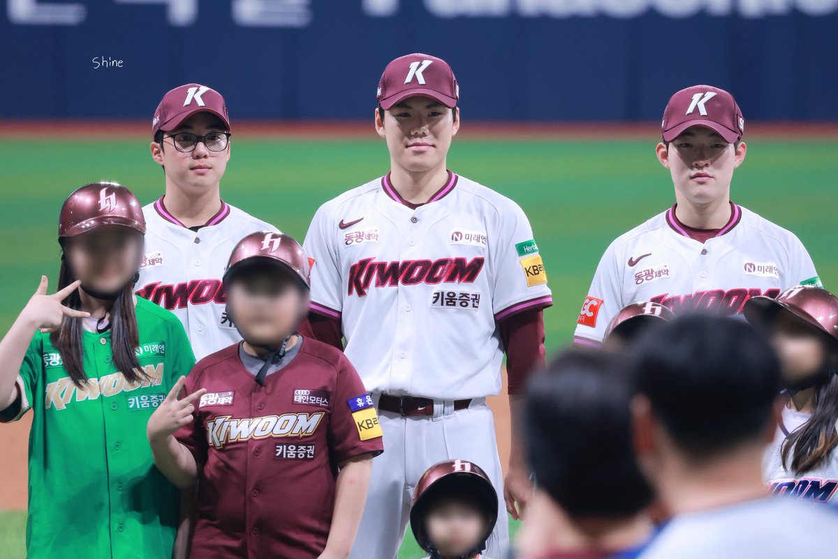 250524 키즈런

함께하는 키즈런이 좋아서⋆◡̎⋆

#timeto_shine 
#키움히어로즈 #김윤하 #김연주 #전태현