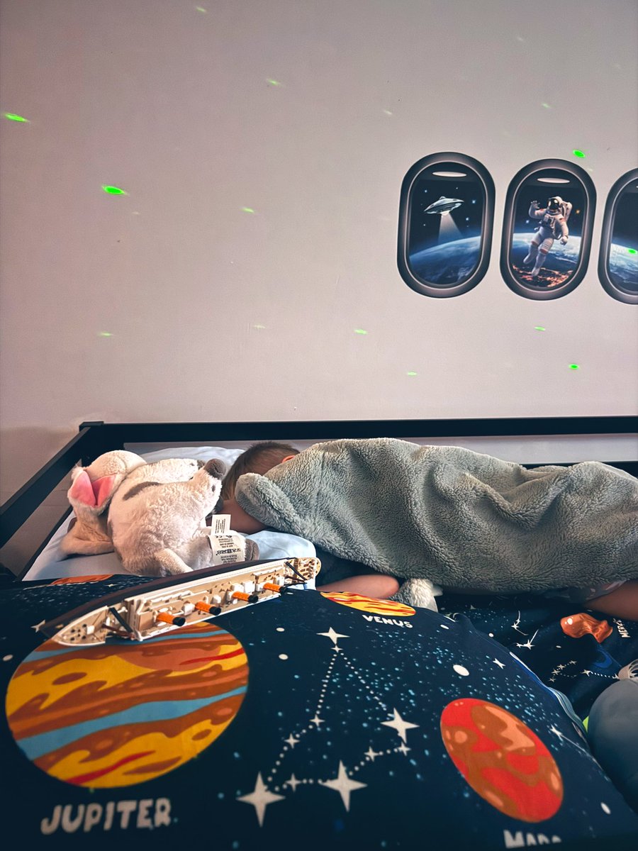 RoxanaCodes's tweet image. Good morning! I swear my third kiddo exists. 🤣 He’s under there somewhere.
The eldest has fully passed out after our workout this morning, and my early bird is chillin’ with the nice cat. 
Me? I’m at my computer. As usual. 🫠
Apparently my task atm is using #v0 to teach me…