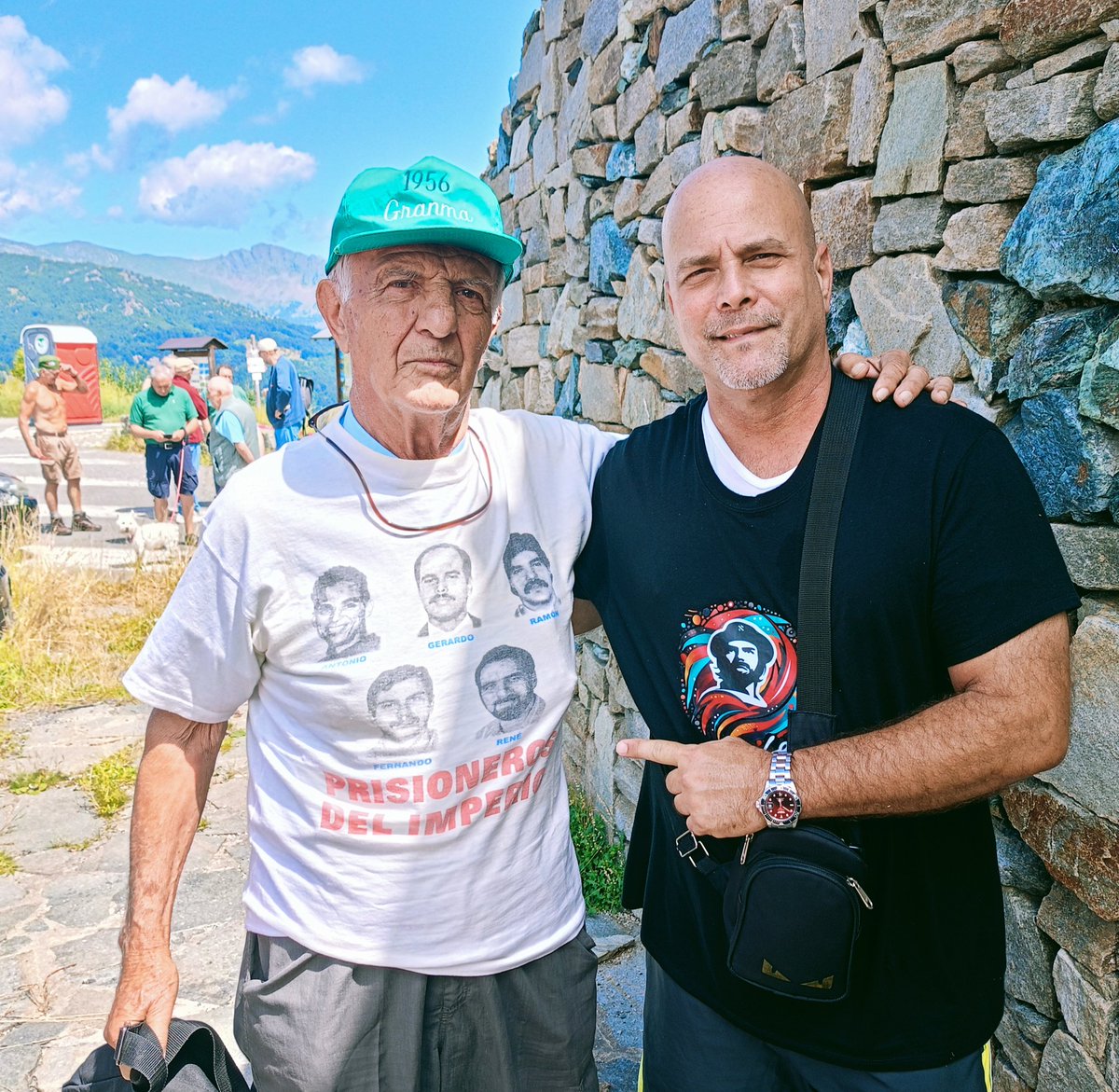 Donde quiera que voy, los amigos italianos repiten lo mismo: "Nos parece mentira"... Fueron muchos años de una lucha a la que ellos se entregaron por completo, y siempre que ven a uno de #LosCinco, celebran la victoria. iMuchas gracias, hermanos!. #Cuba #CDRCuba #UnidosXCuba