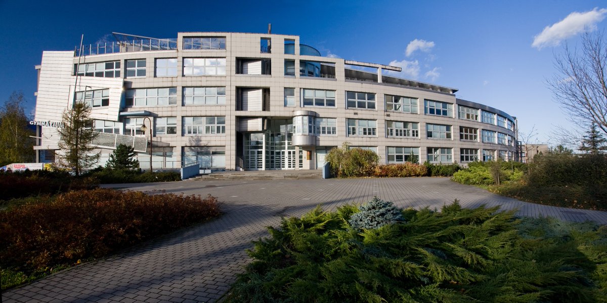 Začíná rekonstrukce obloukové střechy Gymnázia a Obchodní akademie v Orlové.  
Moderní budova z roku 1996 dostane novou střechu. Ta původní už byla ve špatném stavu a do budovy začalo zatékat. Oprava vyjde na 25,5 milionu korun a potrvá do února 2026.  
„Oblouková střecha je