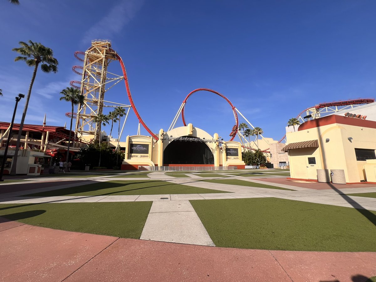 All rigs and truss removed from plaza for the 4th celebration. Still have a UOAP party to go before HHN