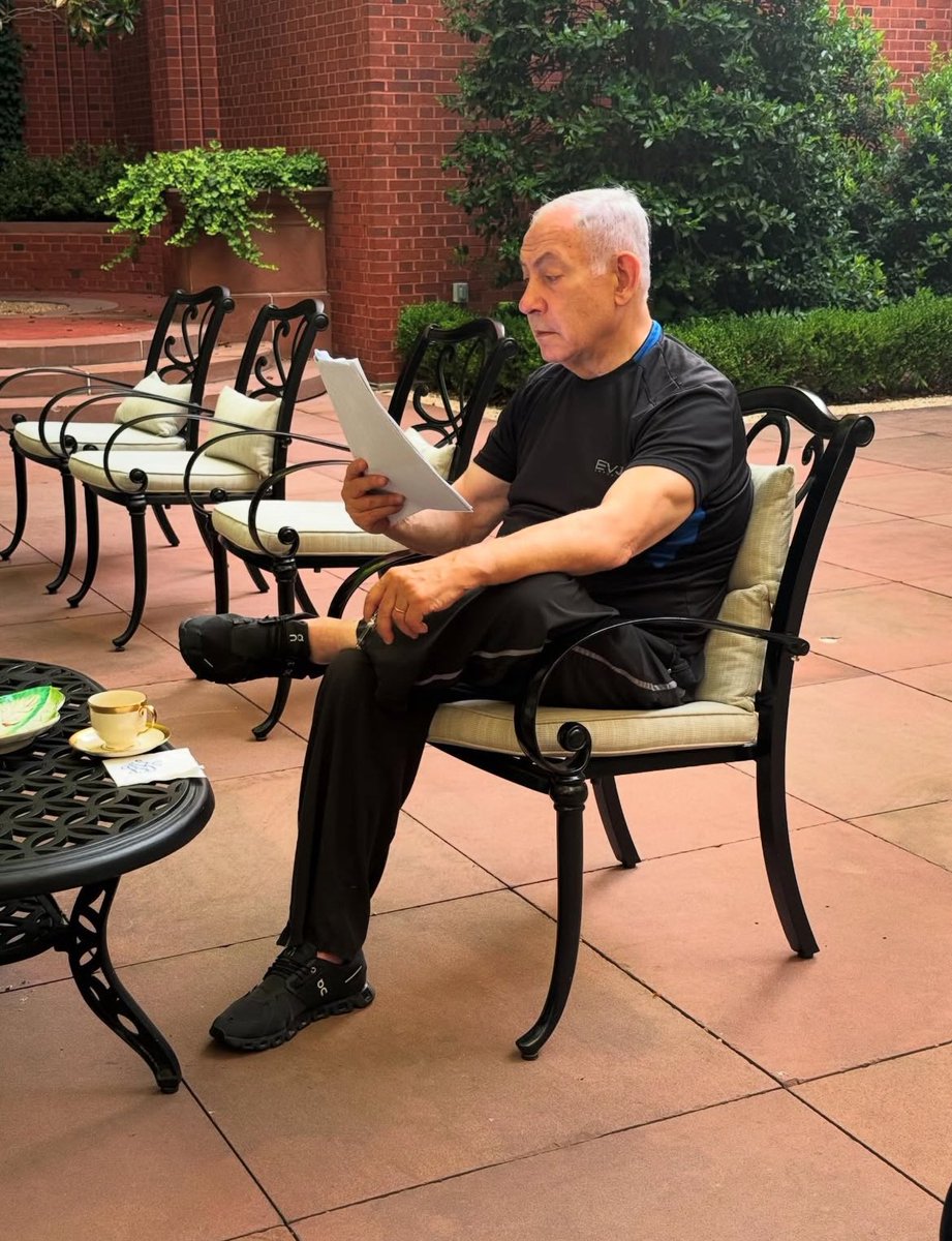 VividProwess's tweet image. Benjamin Netanyahu just posted this:
"Early morning in Washington, after sports and coffee, getting ready to meet with our friends, President Trump and his staff."
He feels at home in the US 🇺🇸🇮🇱