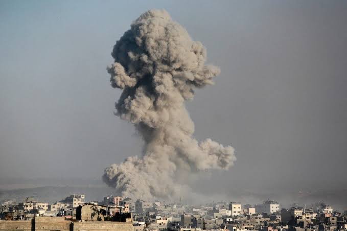 URGENTE! 🚨 Este é o relato assustador da escritora palestina Susan Abulhawa que acabou de sair de Gaza:

"Quero dizer que a realidade por lá é infinitamente pior do que os piores vídeos e fotos que estamos vendo no Ocidente. 

Há — sabe, além de pessoas sendo enterradas vivas em