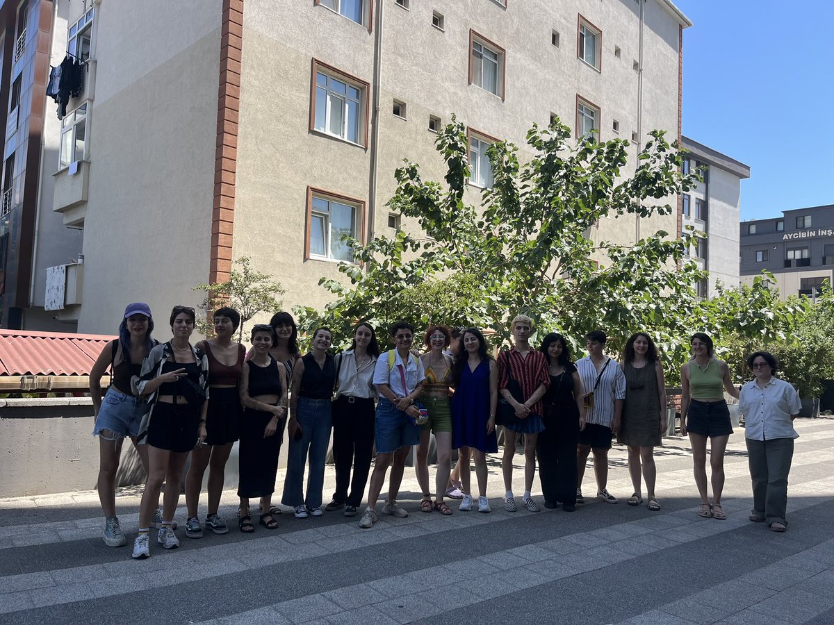 3 yıl önce 30. LGBTİ+ Onur Haftası ve 20. LGBTİ+ Onur Yürüyüşü öncesi Yeldeğirmeni’nde işkenceyle gözaltına alınan  LGBTİ+ aktivistleri, bugün duruşma sonrası beraat etti. 

Mücadeleye devam edeceğiz, sokakların, meydanların bizim olduğunu bir kez daha haykırıyoruz.