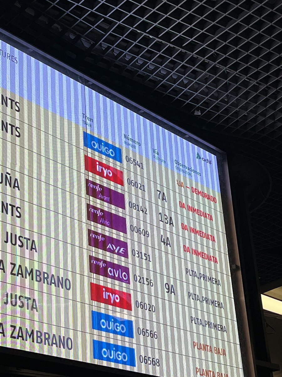 Estamos parados en Atocha por culpa la demora de <a href="/OUIGO_Es/">OUIGO España</a> . Espero que reembolseis el dinero del billete y compenséis a los viajeros por los problemas que haya causado la incidencia. Problema que se repite en todas las compañias. <a href="/Adif_es/">Adif</a> esto no es puntual, haced algo.