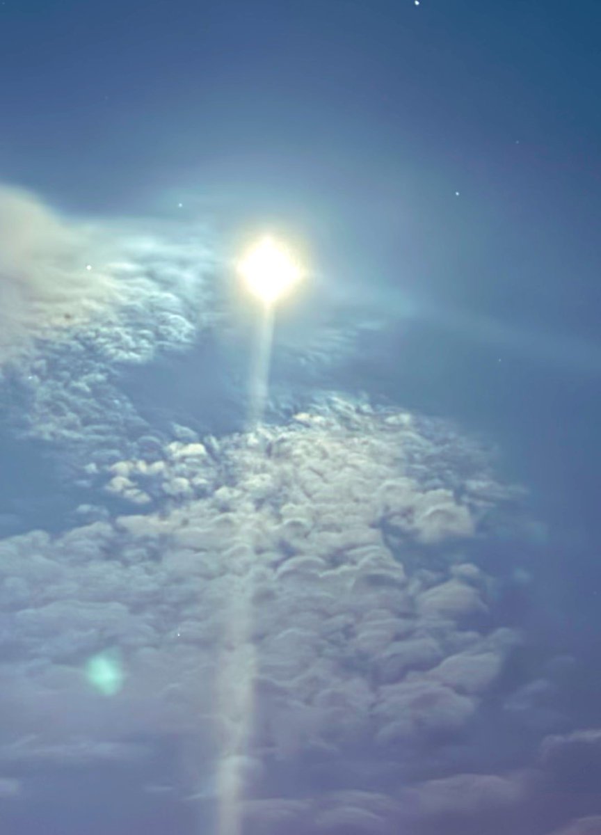 MyE1e's tweet image. 七夕祭り帰り道⭐︎
よく見ると光の柱横に星２つ⭐︎
♡お返し遅くなってます。
ごめんなさい🙏