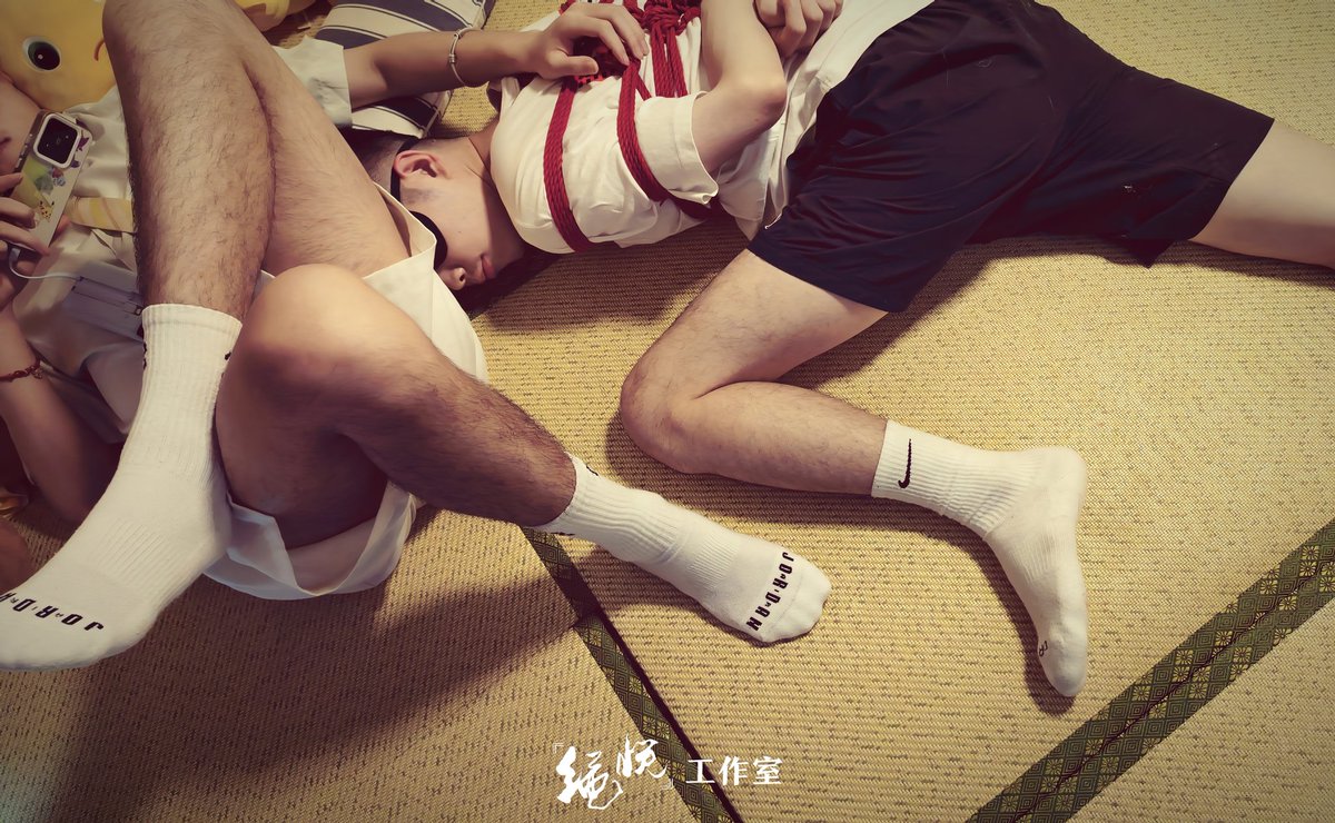 【绳悦工作室】
——最新推出绑着睡觉服务。

至少在这一刻，
没有纷扰。只有岁月静好。