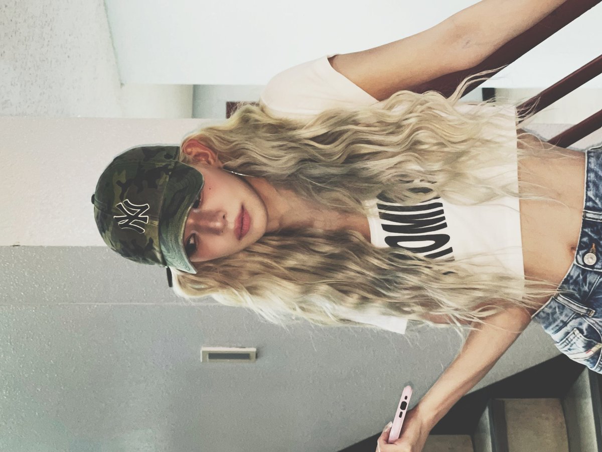 모자의 여신, 스타일의 지배자, 편안함의 여왕. 패션과 기능성이 만나 위대함이 머리에 깃든 곳.