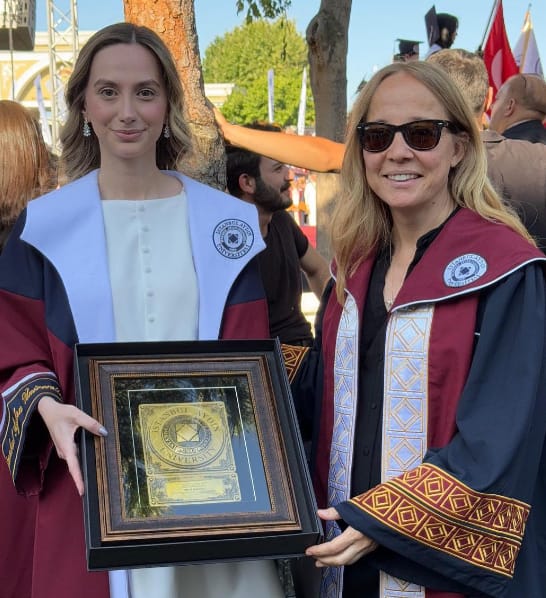 İletişim Fakültesi 2024-2025 Eğitim-Öğretim Yılı Mezuniyet Töreni 6 Temmuz'da gerçekleşti. 🎉🎊
Tüm mezunlarımızı tebrik ediyor, kariyer ve yaşam yolculuklarında başarılar diliyoruz. 🎈👩‍🎓🧑‍🎓🎓
Fakülte birincimiz, THP Bölümü öğrencisi Melis Karaca’yı gönülden kutluyoruz. 🎉