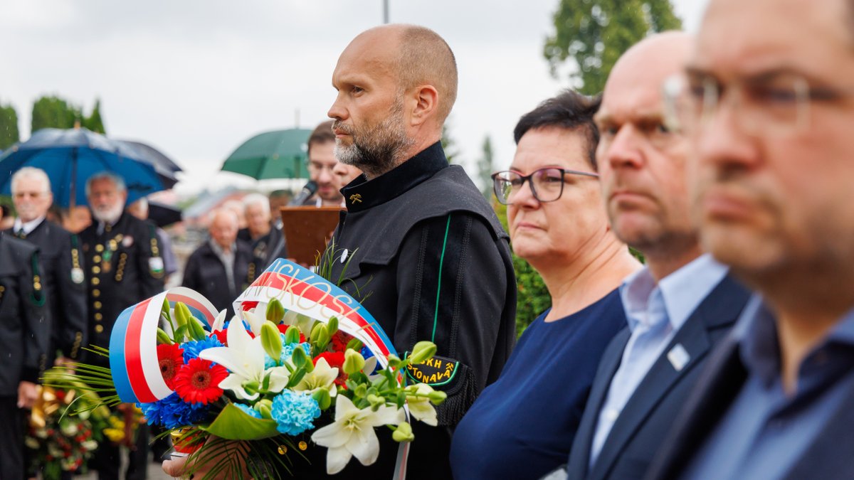 Za každým mrtvým havířem zůstává příběh… 🕯️ Jejich vdovy si ho, stejně jako osudný den před 64 lety, pamatují dodnes. 🖤
7. červenec 1961, kdy peklo v dole Dukla pohřbilo 108 zdravých chlapů. ⚒️🔥
Zůstali uvězněni v zadýmených chodbách, bez šance uniknout. 
Na šichtě, kde ještě