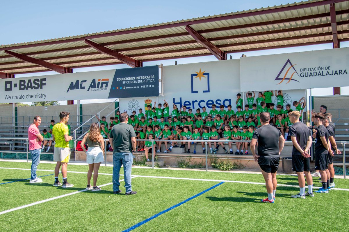 CD Marchamalo (@cd_marchamalo) on Twitter photo 📷 JUANCAR VISITA NUESTRO IX CAMPUS DE TECNIFICACIÓN
<a href="/1uanCarlos/">Juan Carlos Martín</a>, portero del <a href="/GironaFC/">Girona FC</a> nos ha visitado hoy, regalando de nuevo momentos inolvidables al centenar de niños y niñas que participan en esta actividad veraniega, que realizamos en colaboración con el <a href="/AytoMarchamalo/">Ayto. Marchamalo</a> 📷 JUANCAR VISITA NUESTRO IX CAMPUS DE TECNIFICACIÓN
<a href="/1uanCarlos/">Juan Carlos Martín</a>, portero del <a href="/GironaFC/">Girona FC</a> nos ha visitado hoy, regalando de nuevo momentos inolvidables al centenar de niños y niñas que participan en esta actividad veraniega, que realizamos en colaboración con el <a href="/AytoMarchamalo/">Ayto. Marchamalo</a>