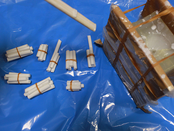 PCbkntTiYglrQDm's tweet image. ①量産作業中に余った余剰レジン液を数滴ポタポタと落とします。
②固まると、まとまるので輪ゴムを外して人型にアルミ線で繫ぎます。
ああ、レジン棒を素体の芯にするのね……と思われたでしょうが、本番はこれからです。(続く)2/3