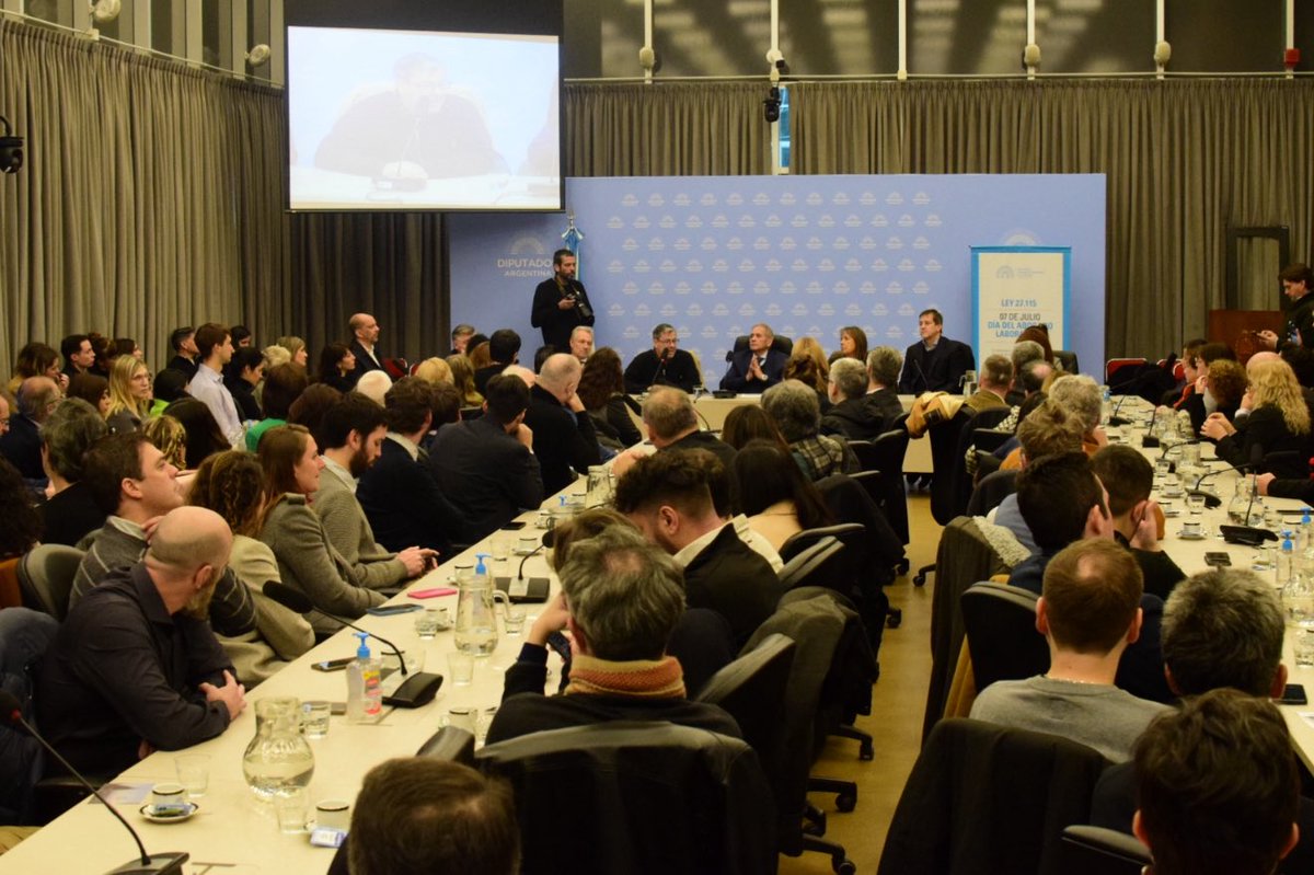 Hoy en la HCDN a pedido de la Corriente de abogados laboralistas 7 de julio se desarrolló una actividad conmemorando los 10 años de la ley 27.115 que rinde homenaje a los abogados/as asesinados en la noche de las corbatas y también se homenajeó nuestro compañero Héctor Recalde.