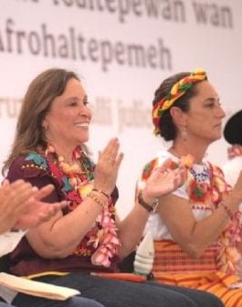 gralaguilar's tweet photo. Par de viejas ridículas inaugurando hospitales en Coatzacoalcos  ayer y no hay medicamentos ch!nguen a su madre, qleras!
#MorenaEngañaPendejos https://t.co/1c97VOfQ6M