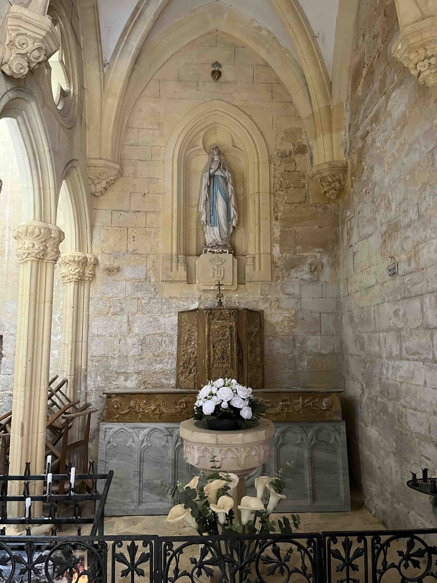 LudovicMalot's tweet photo. Le 14 juillet est franc-maçon, le 15 août est français

⭐ Pourquoi la vraie fête de la France est celle de l’Assomption, et non celle de la Révolution

Le 14 juillet célèbre la révolte, le sang versé et la haine de Dieu. Cette date est née dans les loges maçonniques et les clubs révolutionnaires, là où l’on décapitait rois et prêtres au nom d’une liberté sans âme.

En revanche, le 15 août, fête de l’Assomption de la Vierge Marie — Reine de France consacrée par Louis XIII — incarne l’héritage spirituel et monarchique millénaire du royaume très chrétien. Faut-il encore fêter un régime qui a renié ses racines ? Ou revenir à celle qui a toujours protégé la France : Marie, sa vraie Souveraine ?

⸻

Le 14 juillet : un mythe républicain fondé sur la violence et la subversion

La prise de la Bastille, célébrée chaque 14 juillet, fut un événement mineur militairement, mais lourd de symboles : c’est le point de départ du renversement de l’ordre monarchique et chrétien. Ce jour marque la naissance d’un régime qui ne s’est pas contenté de tuer un roi : il a voulu tuer Dieu dans le cœur de la France.

La Révolution française a engendré les massacres de septembre, la Terreur, la persécution des prêtres, la profanation des églises et la tentative de déraciner tout ce qui faisait l’âme de la nation.

Elle fut soutenue et inspirée par les loges maçonniques, dont les symboles se retrouvent encore aujourd’hui jusque dans les bâtiments publics, les rituels républicains et la devise réductrice : liberté, égalité, fraternité — coupée de toute transcendance.

⸻

Le drapeau tricolore : l’étendard d’une rupture

Le drapeau bleu-blanc-rouge, imposé à tous, est né dans le tumulte révolutionnaire. Il n’est pas neutre : il signifie la mise à mort de l’ancien régime. Le blanc royal y est étranglé entre le bleu et le rouge de Paris, cœur de la Révolution.

Ce drapeau remplace celui à fleurs de lys, emblème d’une monarchie sacrée, d’un royaume consacré à la Vierge Marie. C’est un changement de civilisation. Ce n’est pas un changement de régime, c’est une inversion.

⸻

Le 15 août : fête mariale, fête nationale oubliée

Le 15 août est la fête de l’Assomption de la Sainte Vierge, solennité majeure dans toute la chrétienté. Mais pour la France, c’est aussi la date du vœu de Louis XIII, en 1638. Le roi, après des années sans héritier, consacre solennellement son royaume à Marie, lui confie son peuple et ordonne que la fête de l’Assomption soit célébrée avec éclat dans tout le pays. C’est alors la véritable fête nationale du royaume de France.

Napoléon lui-même, pourtant fils de la Révolution, fera du 15 août la fête impériale. Et jusqu’au XXe siècle, ce jour reste celui d’une France en fête, pieuse, rurale, unie sous le manteau de la Mère de Dieu.

⸻

Marie, Reine de France pour toujours

La France n’a jamais été républicaine dans son essence. Elle est née chrétienne, baptisée sous Clovis, confirmée par Saint Louis, défendue par Jeanne d’Arc, et protégée par Marie. La Sainte Vierge a sauvé la France à plusieurs reprises, à travers des apparitions, des victoires miraculeuses, des élans de foi populaire. Elle est la clef de voûte de l’identité profonde de notre pays.

Refuser cette réalité, c’est couper la France de son âme. Fêter le 14 juillet, c’est honorer la rupture, le sang et la déchristianisation. Fêter le 15 août, c’est revenir à nos sources : une France fidèle, consacrée, régénérée.

⸻

Conclusion : Pour que la France revive, qu’elle retourne à sa Mère

Le 14 juillet est franc-maçon. Il est le cri de rébellion d’un monde sans Dieu. Le 15 août est français. Il est le chant d’espérance d’un peuple qui sait d’où il vient. Si la France veut vivre, elle doit cesser de glorifier ses fossoyeurs et renouer avec Celle qui, depuis toujours, veille sur elle.

Vive la Vierge Marie ! Vive le 15 août, vraie fête de la France !

⸻

Ne fêtez pas la Révolution, fêtez la Rédemption. Boycottez le 14 juillet, partagez le 15 août !

#fetenationale