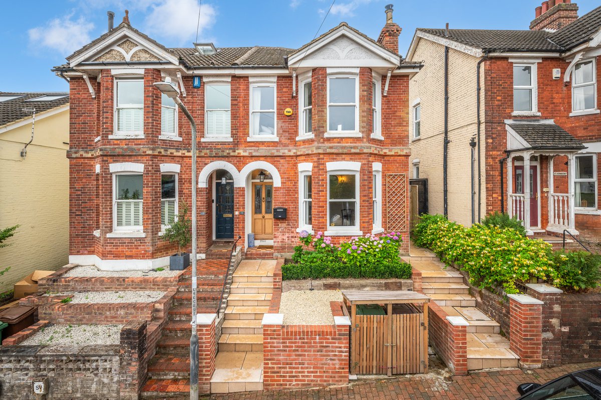 NEW LISTING IN TUNBRIDGE WELLS! GUIDE PRICE £750k: Elegant 3-bed period house with planning consent for side and loft extensions
flyingfishproperties.co.uk/property-for-s…
.
.
.
#tunbridgewells #tonbridge #bidborough #southborough #southboroughcommon #penshurst #speldhurst #hildenborough #sevenoaks