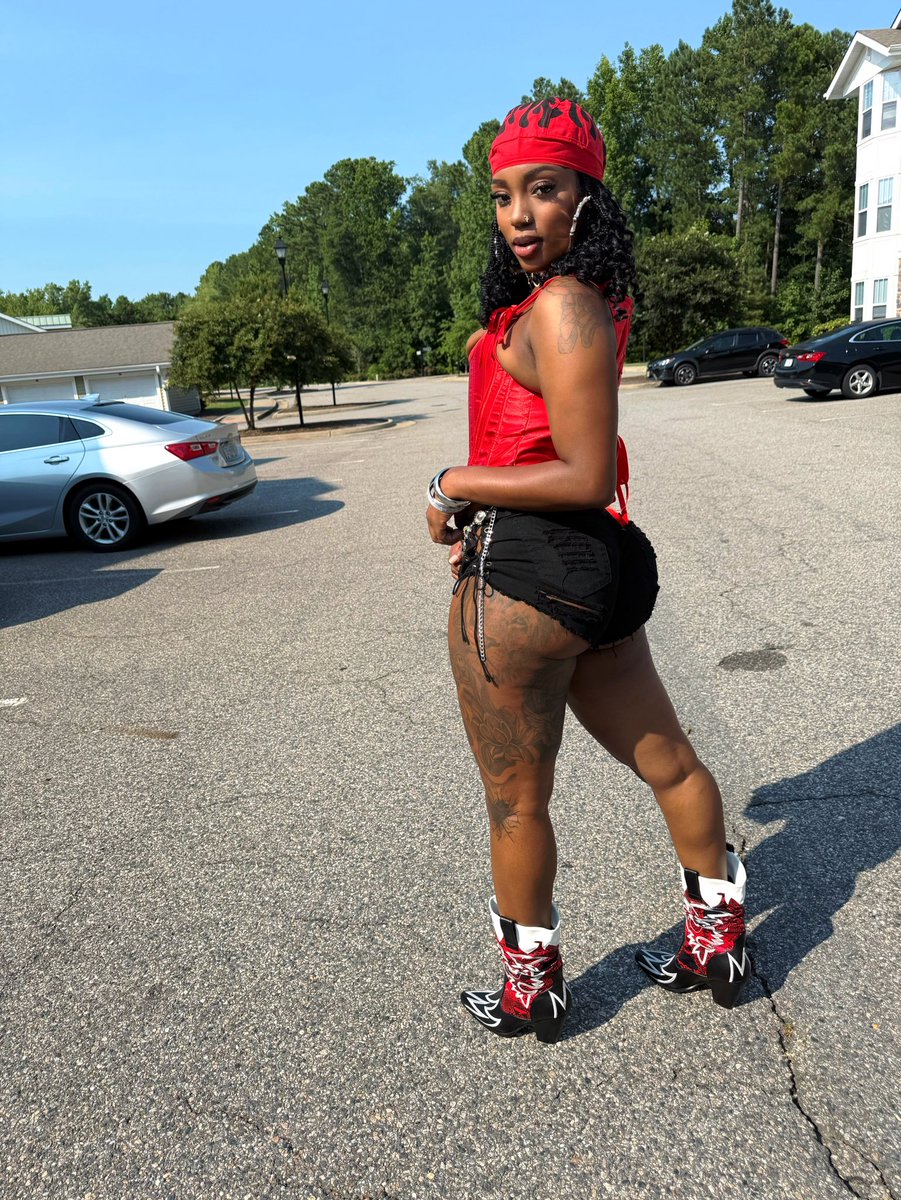 DesireeCKay's tweet image. daizy dukes a boots hosting 🤍
