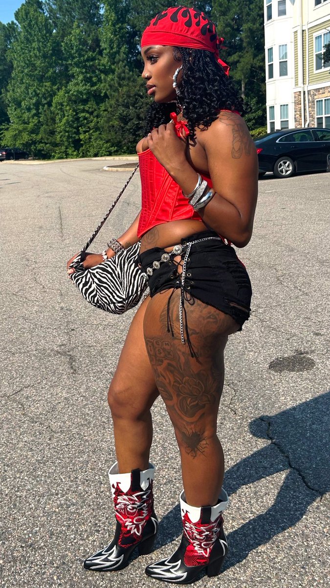 DesireeCKay's tweet image. daizy dukes a boots hosting 🤍