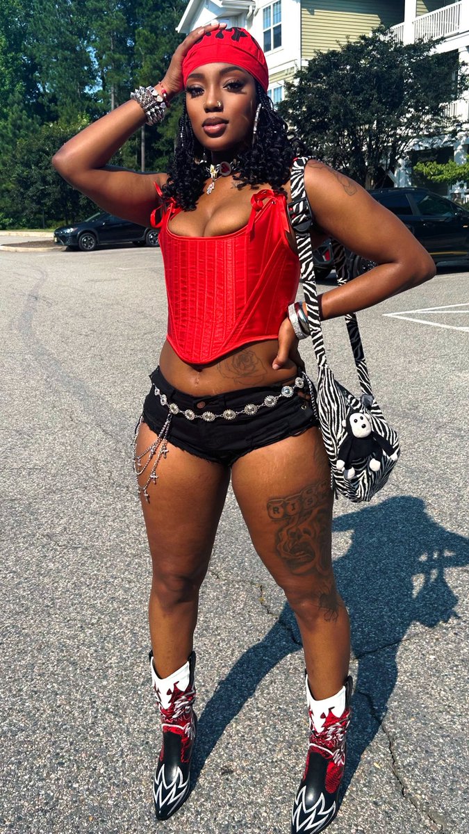 DesireeCKay's tweet image. daizy dukes a boots hosting 🤍