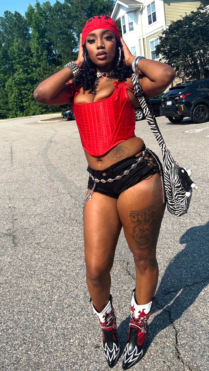 DesireeCKay's tweet image. daizy dukes a boots hosting 🤍