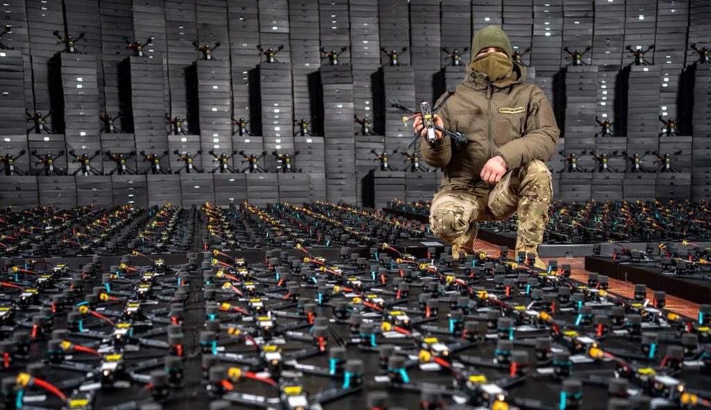 Украин өнгөрсөн жилтэй харьцуулахад дроны үйлдвэрлэлээ 900 хувиар нэмэгдүүлжээ.

Өнгөрсөн зун Украины батлан хамгаалахын салбар сард ойролцоогоор 20,000 дрон үйлдвэрлэж байсан.

Одоо энэ тоо 200,000-д хүрээд байгаа бөгөөд Украин 2025 онд 2.4 сая дрон үйлдвэрлэх зорилтоо биелүүлэх