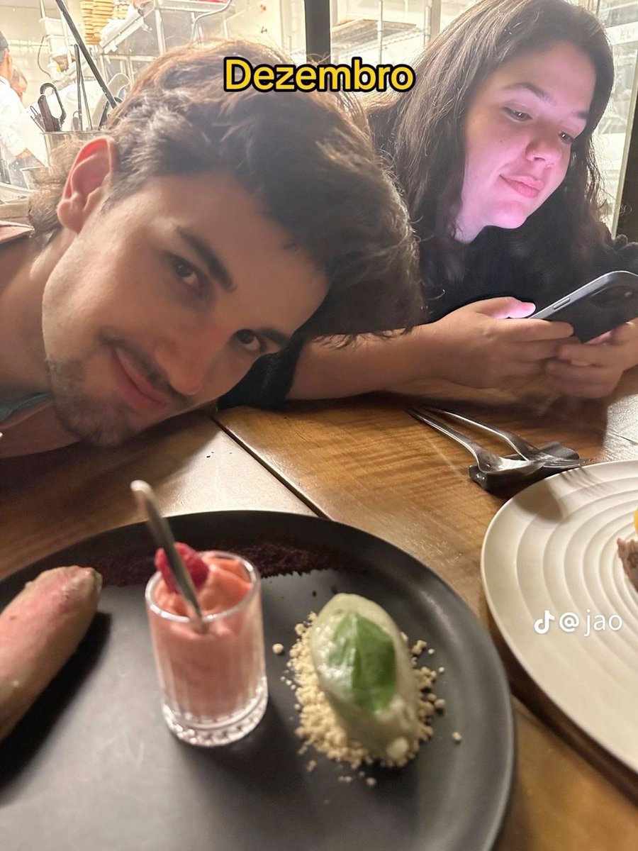 tofanismo's tweet photo. o jeito que o pedro olha pro jão tá no meu top 3 coisas mais lindas do mundo https://t.co/XjmBUbDJ3h