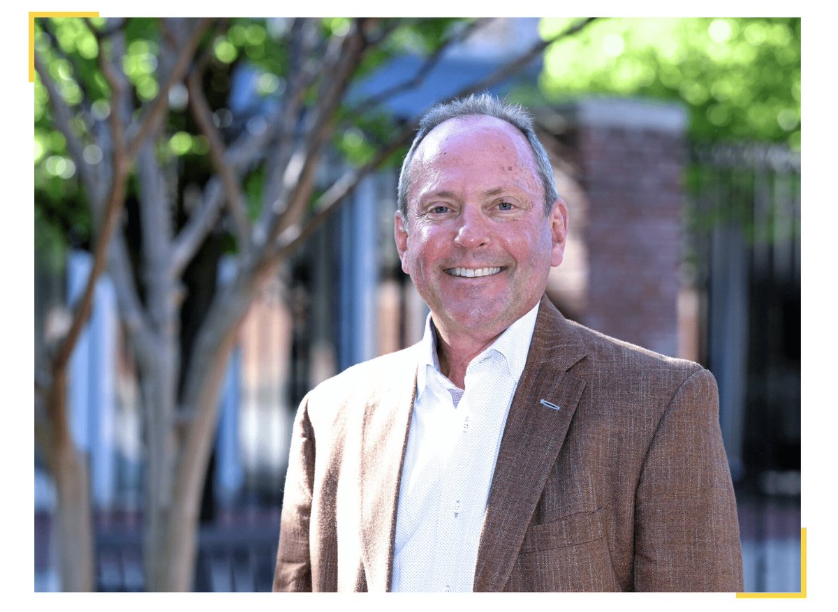 Building bridges between education and the real world
📘⚕️🏆

From washing pots to success as a CEO, SPH alum Cory Easton '85 now sets his sights on making education accessible for #DMV students 
brnw.ch/21wTXvt