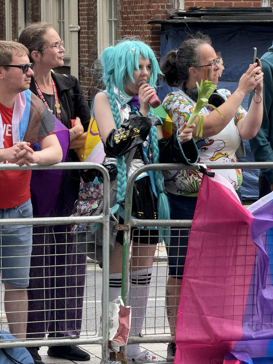 This absolute ICON that came to #LondonPride2025 dressed in full 
Hatsune Miku Leekspin cosplay, waving her Leek at people totally made my day 😅