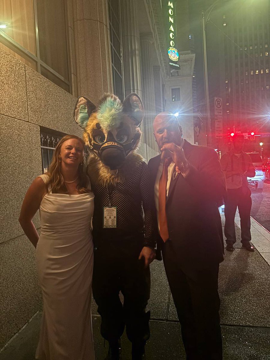 SaberYeem's tweet image. I hope the random bride and groom enjoyed their random pictures with me, I will remember this randomly throughout my life