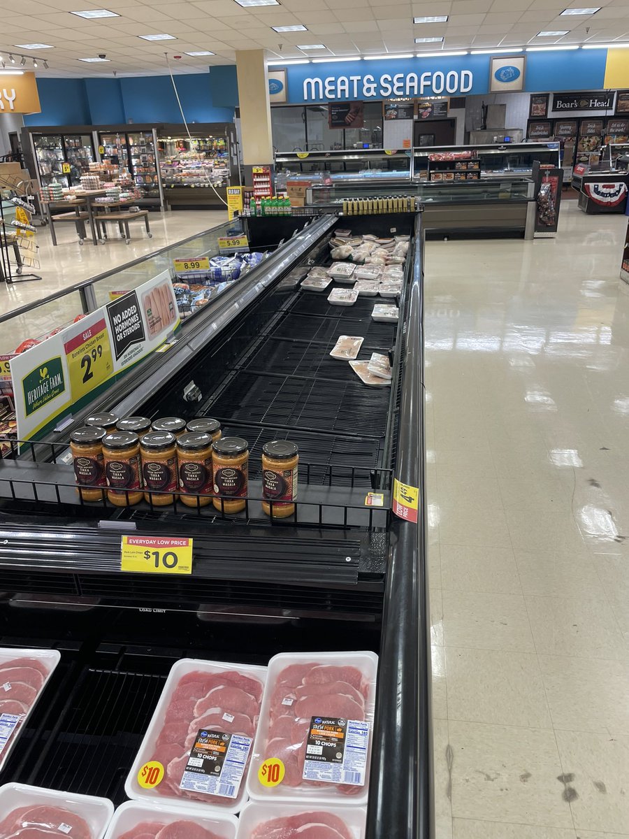 thebgp1's tweet photo. @MyKingSoopers why even open at 6am if your shelves are never stocked? This is a super common occurrence to see. https://t.co/yTJUzKbcMd