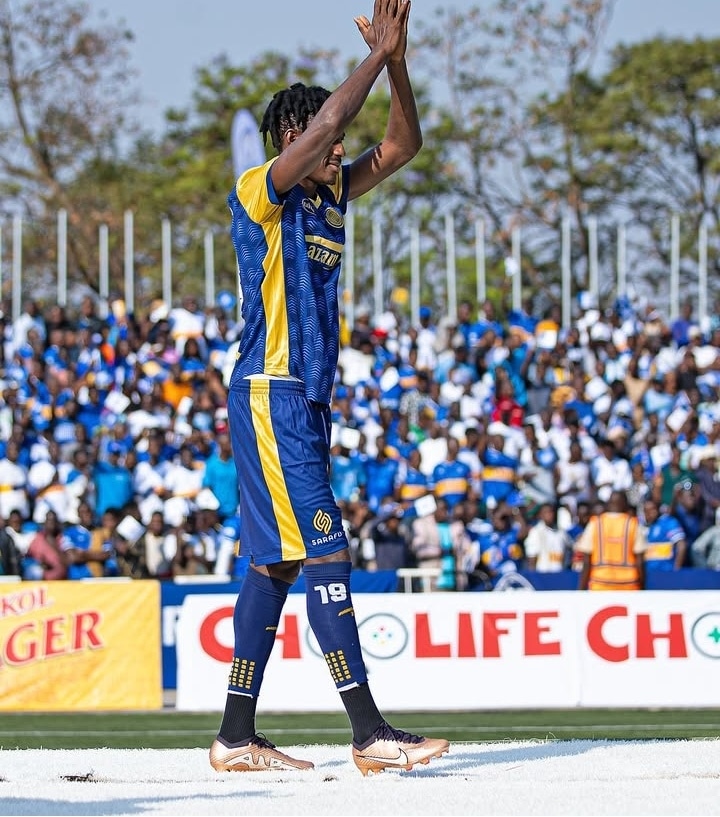 Azam wameachana na Winga mzuri sana ndani ya Gibril Sillah, ni vile amekosa nyota ya kuzungumziwa sana lakini ana kila kitu.

Finisher mzuri sana ndani na nje ya box mwenye utulivu mkubwa sana. Uhatari unaofanana pembeni na katikati ya uwanja. Sijiulizi kupata ya winga kama hii.