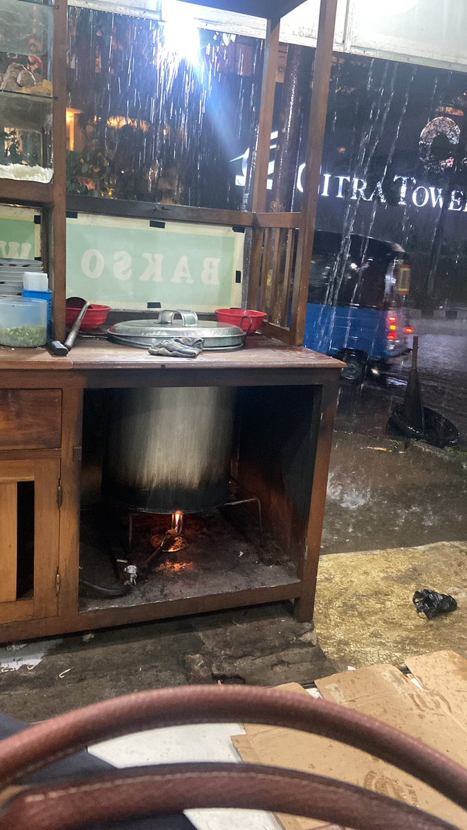 hujannn and bakso🌧️😭🤏🏻😍