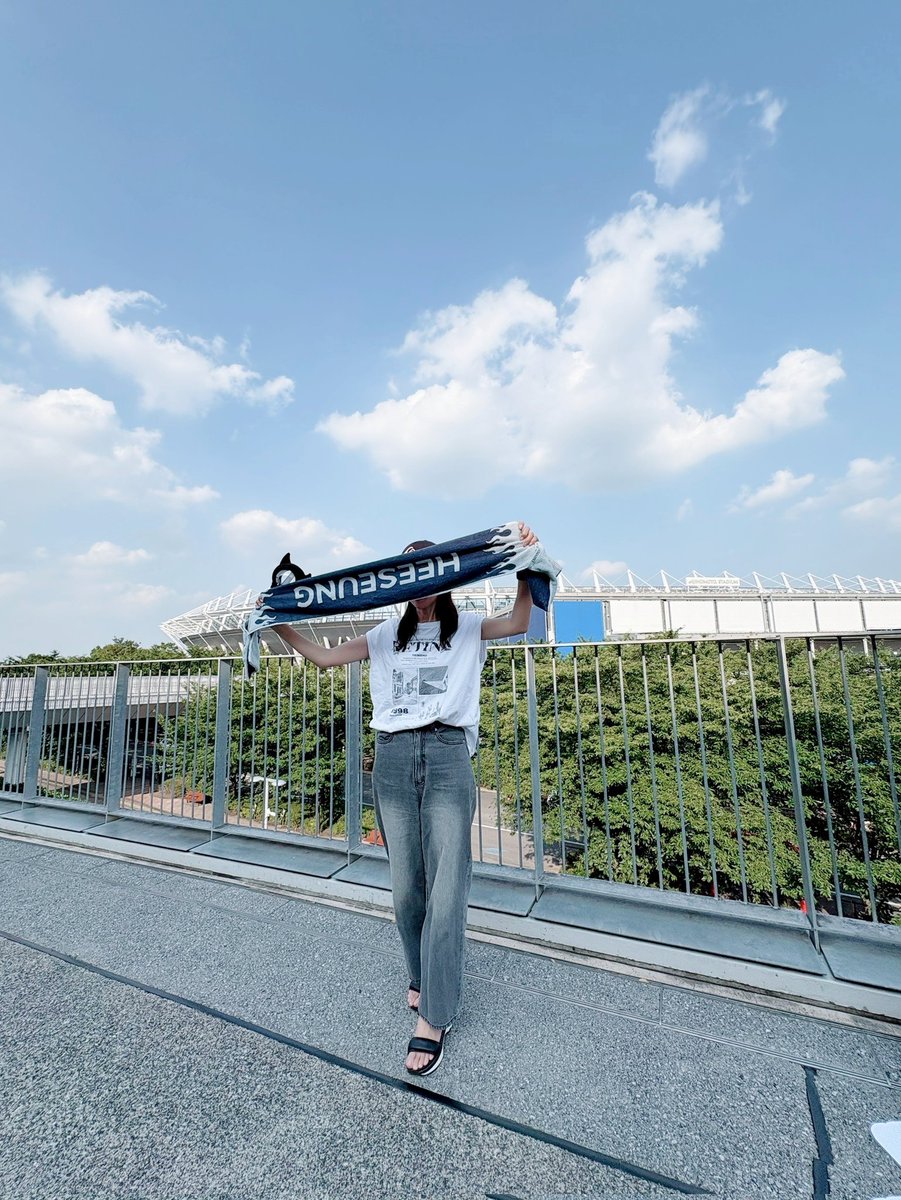 masarukimi's tweet photo. 最近ASTROばっかり追ってたから...
久しぶりに娘とLIVE😊
タオル逆ー！！と思ったらヒスンと同じ事してたから良しとしよう笑

帰りけっこうな雨でどーしようと途方にくれてたら、駅まで傘にいれてくれたおねーさん、ホントにありがとう😭
アリーナだったからすでに濡れてたけどね。 https://t.co/mEKjqQxXz2
