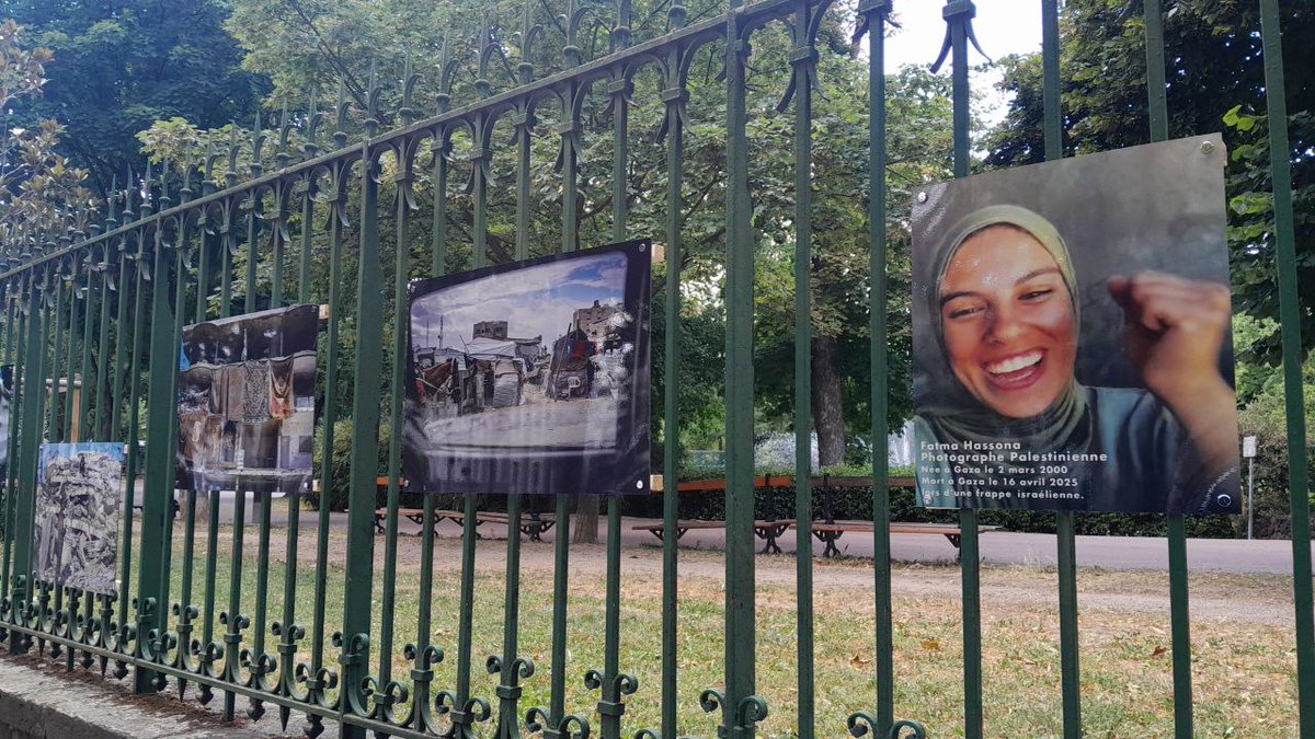 Grâce à l'AFPS 63, l'exposition en hommage à Fatma Hassouna, qu'on appelait "l'œil de Gaza", est visible sur les grilles du jardin Lecoq jusqu'au 30 juillet.

Elle a été tuée par l'armée israélienne en avril 2025. 

Voilà le terrible prix de notre silence face au massacre.
