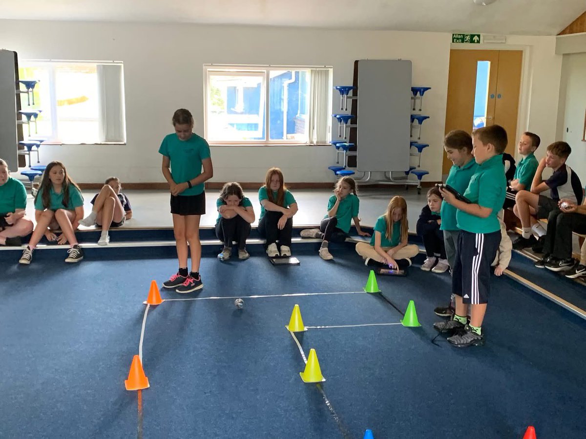 ysgol_y_dderi's tweet image. Diolch o galon i Eryl Jones, athro arbenigol y sir, am arwain sesiwn arbennig gyda’r Spheros – cyfle gwych i ddatblygu sgiliau #CymhwyseddDigidol Bl. 5 a 6 mewn ffordd gyffrous ac ymarferol #diolch #codio 👨‍💻🧑‍💻💻🏁