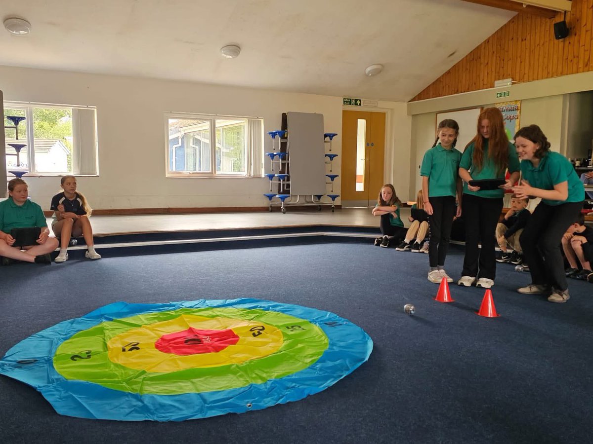 ysgol_y_dderi's tweet image. Diolch o galon i Eryl Jones, athro arbenigol y sir, am arwain sesiwn arbennig gyda’r Spheros – cyfle gwych i ddatblygu sgiliau #CymhwyseddDigidol Bl. 5 a 6 mewn ffordd gyffrous ac ymarferol #diolch #codio 👨‍💻🧑‍💻💻🏁