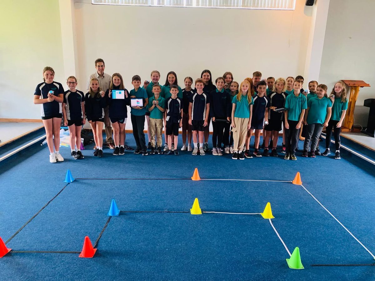 ysgol_y_dderi's tweet image. Diolch o galon i Eryl Jones, athro arbenigol y sir, am arwain sesiwn arbennig gyda’r Spheros – cyfle gwych i ddatblygu sgiliau #CymhwyseddDigidol Bl. 5 a 6 mewn ffordd gyffrous ac ymarferol #diolch #codio 👨‍💻🧑‍💻💻🏁