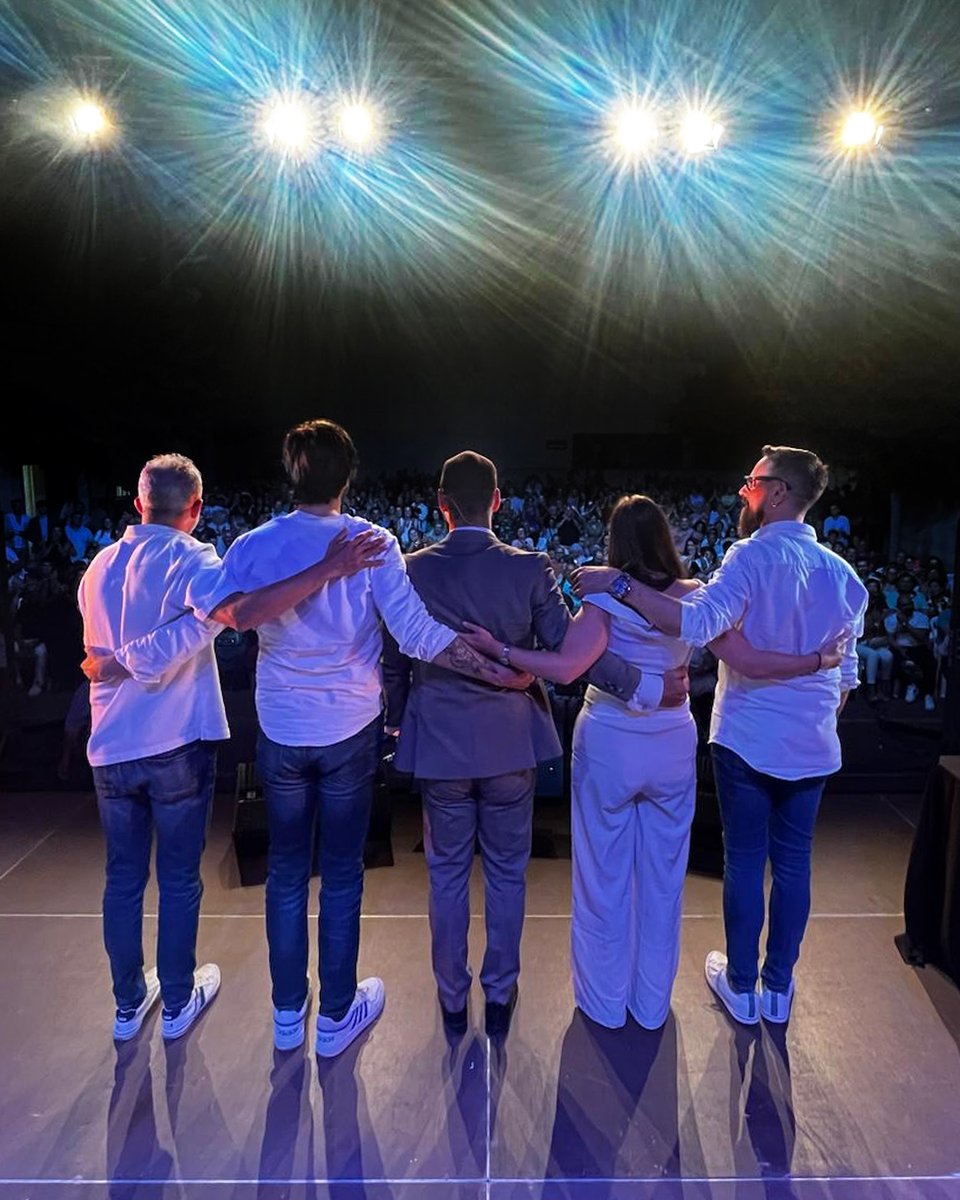 ¡Punta Umbría... qué arte tenéis! 💃✨El pasado sábado compartimos una noche de esas que se quedan grabadas en el alma, cantando juntos como si fuéramos uno. ¡Qué bonito veros disfrutar y sentir cada letra con tanto cariño! 🫶