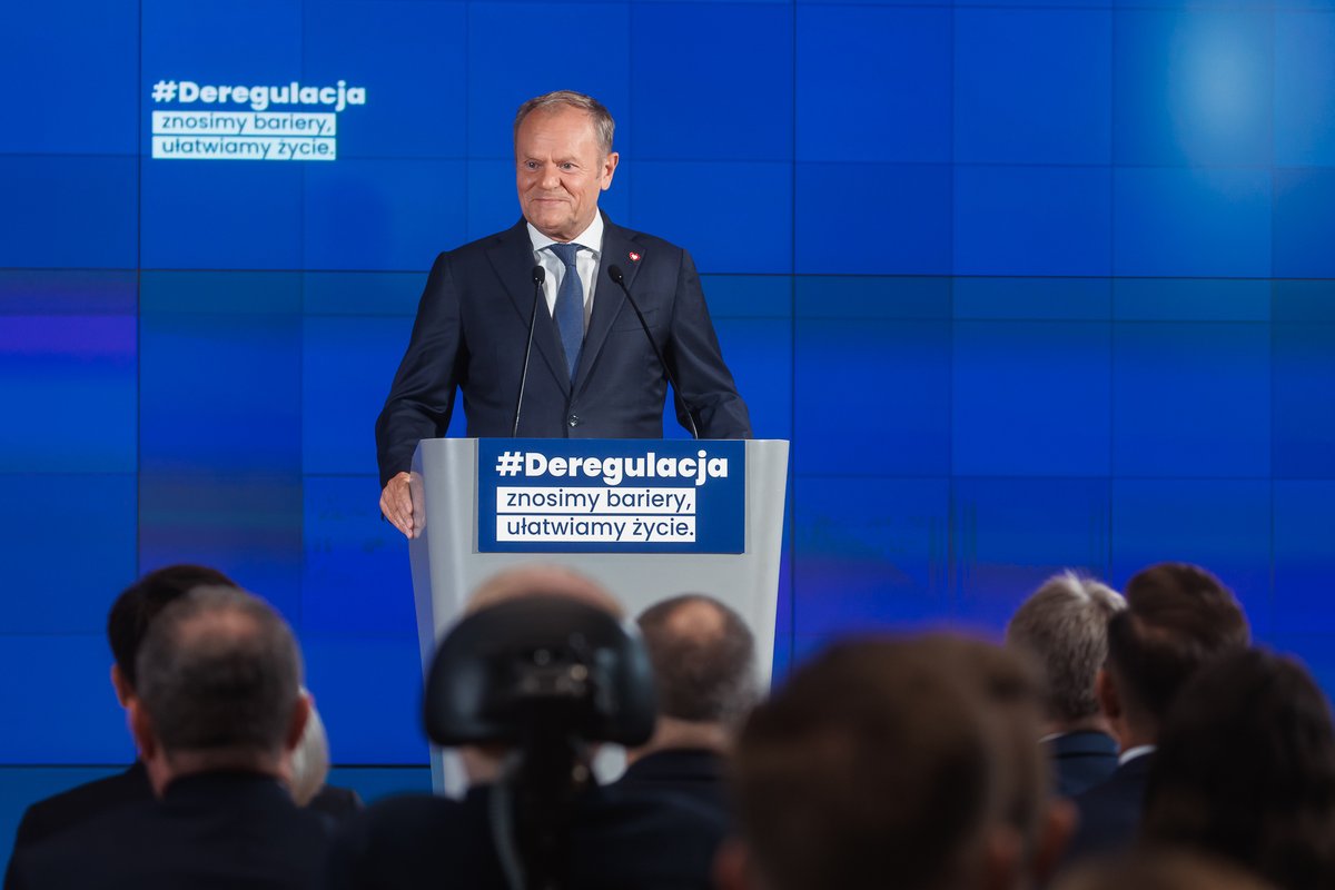 KPRM_CIR's tweet image. 📰 KOMUNIKAT | Rok 2025 to rok deregulacji w polskiej gospodarce: 125 przyjętych zmian, 90 zmian w realizacji i 63 rządowe projekty zmian. A to dopiero początek zmian. Rząd nie zamierza zwalniać tempa. Prezes Rady Ministrów wspólnie z przedstawicielami rządu oraz strony…
