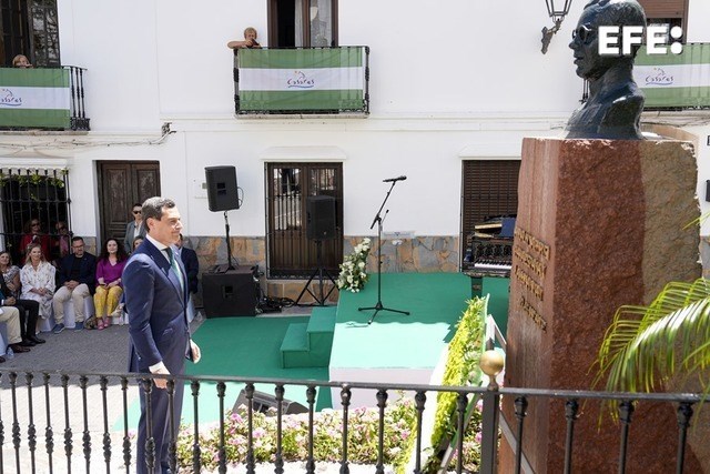 SevillaEfe's tweet image. El presidente andaluz, Juanma Moreno, ha reivindicado en el homenaje a Blas Infante, una Andalucía "sin sectarismos, sin cainismo", que está "lejos del ruido" que se escucha "a 500 kilómetros, sobre todo en Madrid", lejos "de la furia o de los escándalos" @AndaluciaJunta