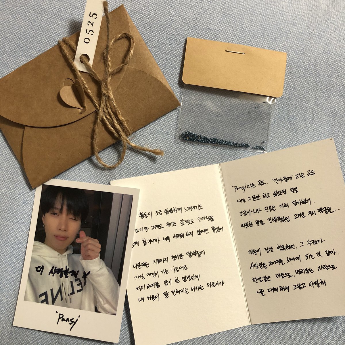 사진 찾아보다가 태민이가 팬들 주려고 쪼꼬만 손으로 하나씩 다 포장했던 그리고 그 안에 진심 담아 꾹꾹 써내려갔던 편지! 태민이의 어록이라면 팬들에게 했던 모든 말들일듯! 누구보다 팬들에게 진심인걸 잘 알기에🤍 
“더 사랑할게🤍” 태민아 내가 더!!🤍🤍🤍

#탬메이트의_태민어록파티
#태민